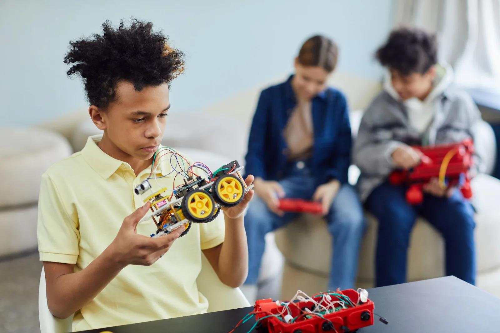 Ados apprenant avec des petits robots voitures
