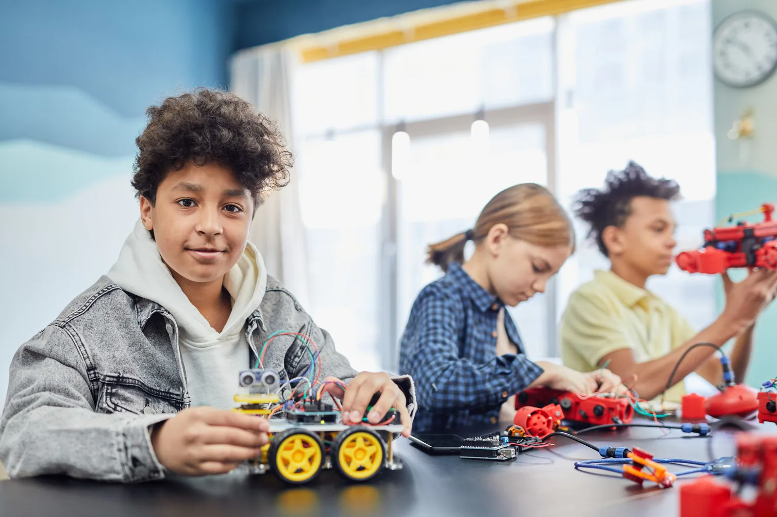 Enfants en équipe lors d'un atelier numérique