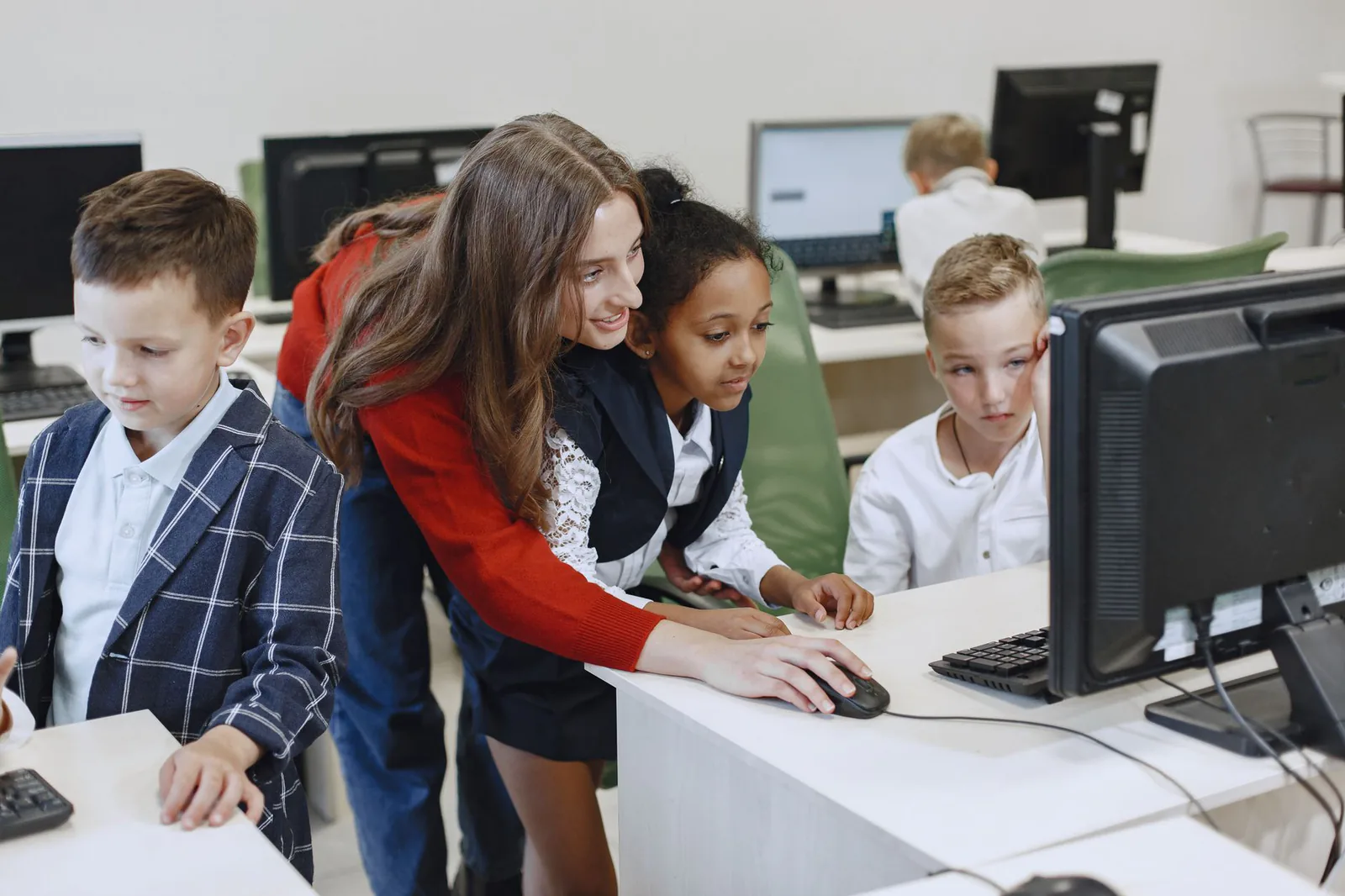 Élèves utilisant des ordinateurs en classe avec leur enseignante