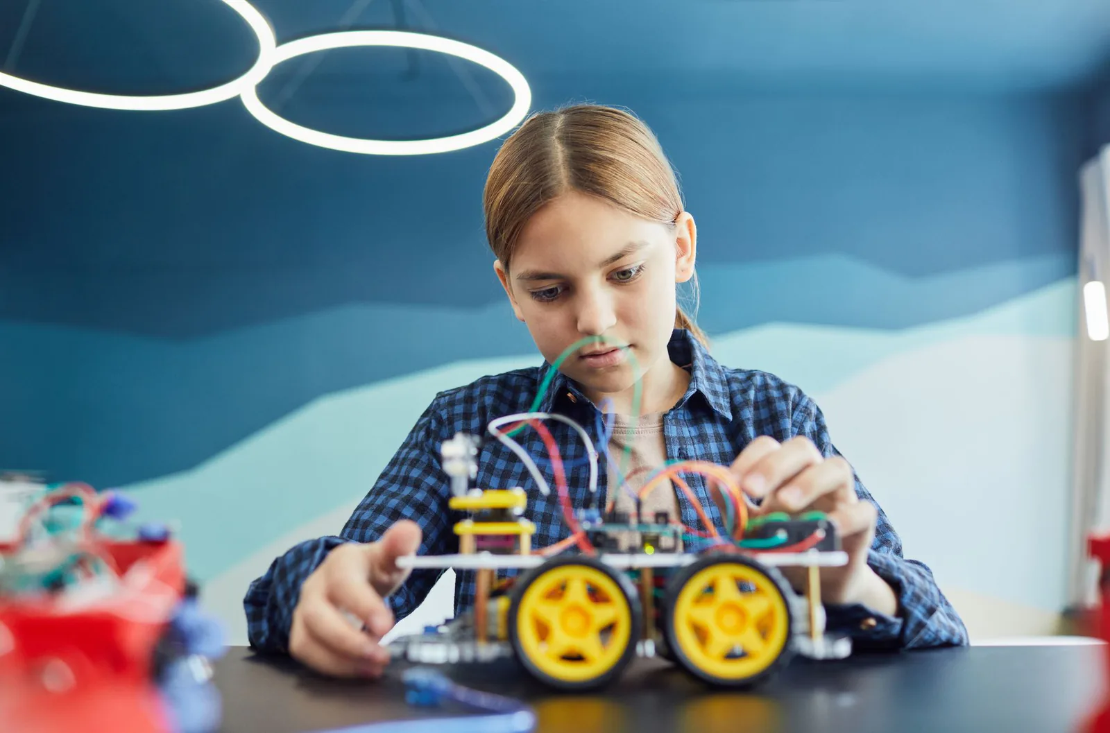 Adolescente construisant un robot éducatif